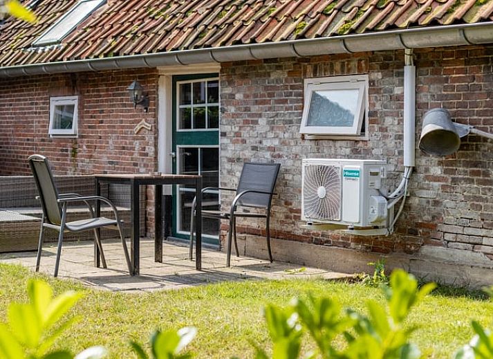 Stijlvolle eetkamer in Huisje in Aalten, vakantiehuis in de Achterhoek, met houten tafel en sfeervolle decoratie.