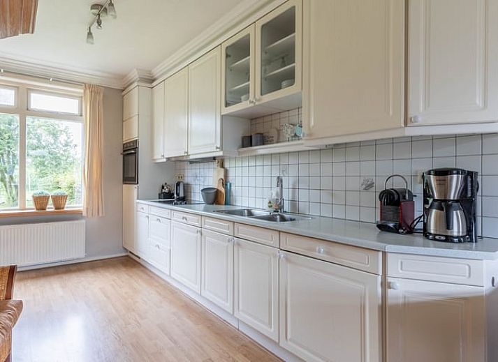 Stijlvolle eetkamer in Huisje in Aalten, vakantiehuis in de Achterhoek, met houten tafel en sfeervolle decoratie.