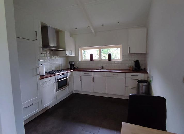 Enjoy rural life at Huisje in Aalten, a vacation home in the Achterhoek region of Gelderland, surrounded by grazing cows.