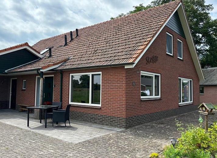 Modernes Interieur von Huisje in Aalten, einem Ferienhaus in Aalten, Achterhoek, mit offener Kueche und Blick auf die Natur.
