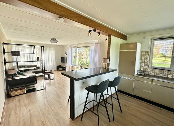 Modernes Interieur von Huisje in Aalten, einem Ferienhaus in Aalten, Achterhoek, mit offener Kueche und Blick auf die Natur.