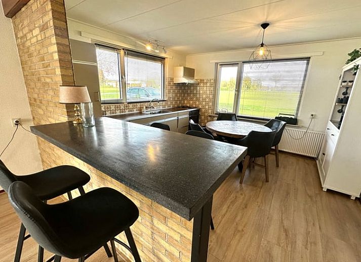 Modernes Interieur von Huisje in Aalten, einem Ferienhaus in Aalten, Achterhoek, mit offener Kueche und Blick auf die Natur.