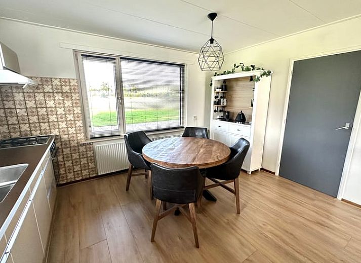 Cottage in Aalten, ein charmantes Ferienhaus in Achterhoek, Gelderland, mit einer einladenden Terrasse und laendlicher Umgebung.