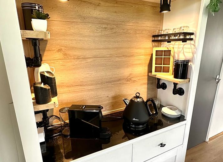 Cottage in Aalten, ein charmantes Ferienhaus in Achterhoek, Gelderland, mit einer einladenden Terrasse und laendlicher Umgebung.