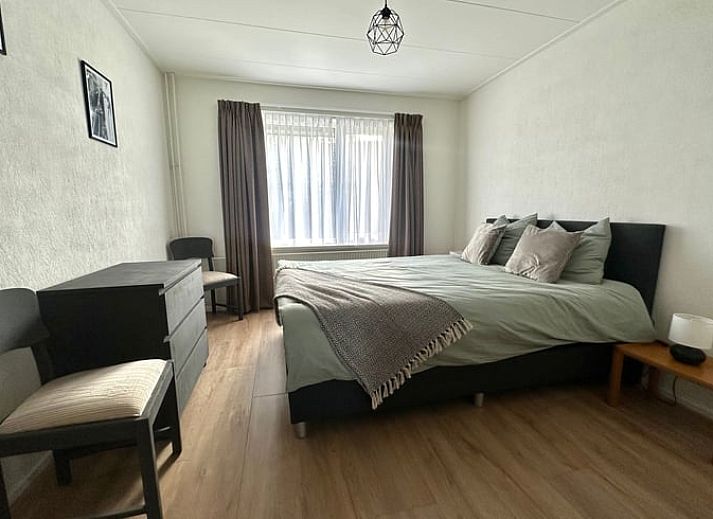 Gemuetliche Kueche in Cottage in Aalten, Ferienhaus in Achterhoek, Gelderland, mit Blick auf die gruene Umgebung und geraeumiger Essecke.