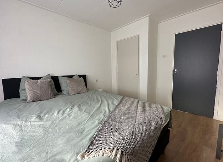 Gemuetliche Kueche in Cottage in Aalten, Ferienhaus in Achterhoek, Gelderland, mit Blick auf die gruene Umgebung und geraeumiger Essecke.