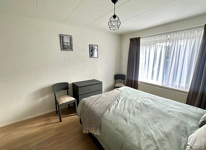 Gemuetliche Kueche in Cottage in Aalten, Ferienhaus in Achterhoek, Gelderland, mit Blick auf die gruene Umgebung und geraeumiger Essecke.