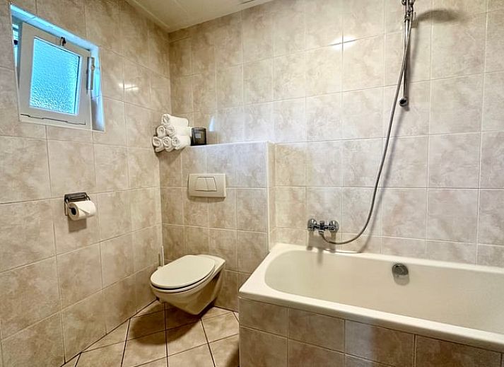 Gemuetliche Kueche in Cottage in Aalten, Ferienhaus in Achterhoek, Gelderland, mit Blick auf die gruene Umgebung und geraeumiger Essecke.