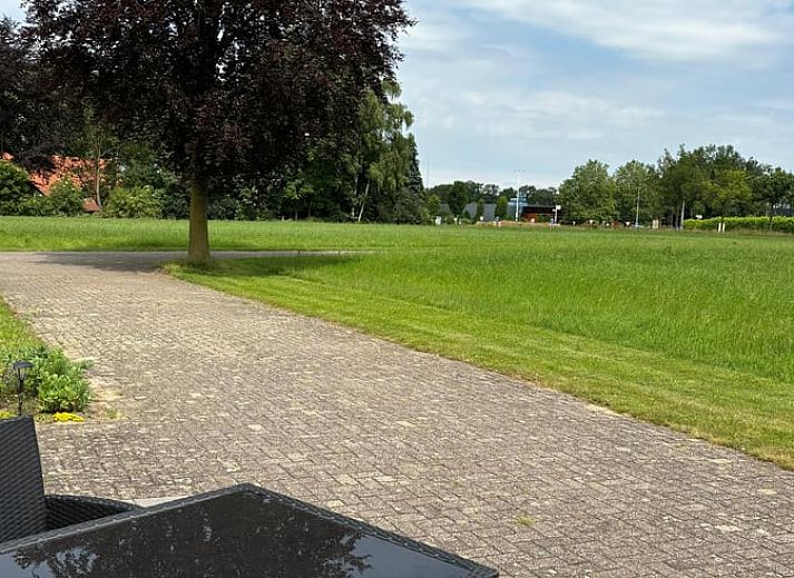 Gemuetliche Kueche und Essbereich in Huisje in Aalten, Ferienhaus in Aalten, Achterhoek, mit Blick auf die gruene Landschaft von Gelderland.