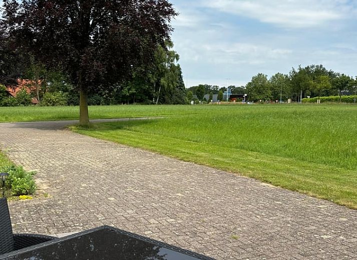 Gemuetliche Kueche und Essbereich in Huisje in Aalten, Ferienhaus in Aalten, Achterhoek, mit Blick auf die gruene Landschaft von Gelderland.