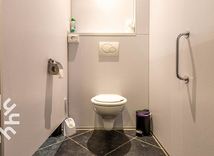 DG168 vacation home in Aalten, Achterhoek with spacious garden and terrace for relaxation.