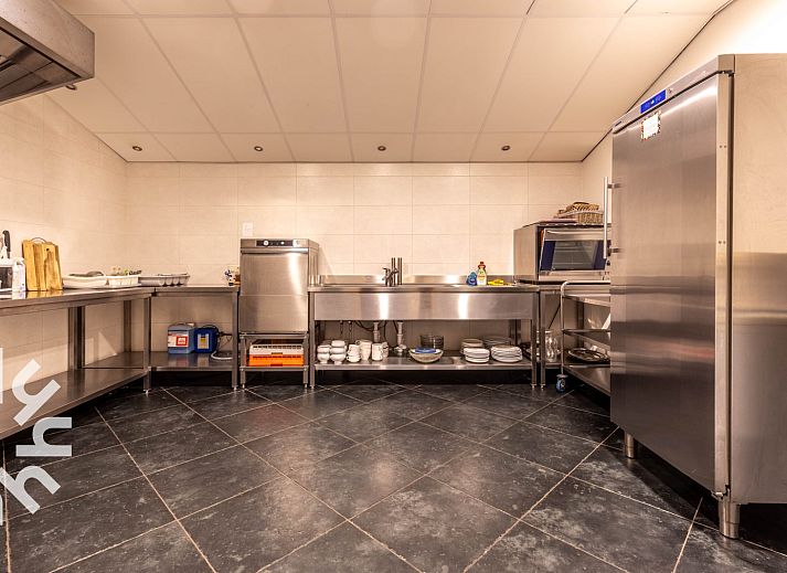 Outdoor play area at DG168 vacation home, Aalten, with trampoline and play equipment.