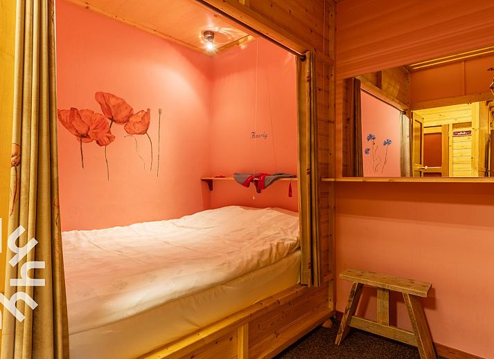 Outdoor play area at DG168 vacation home, Aalten, with trampoline and play equipment.