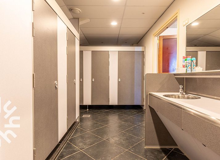 Outdoor play area at DG168 vacation home, Aalten, with trampoline and play equipment.