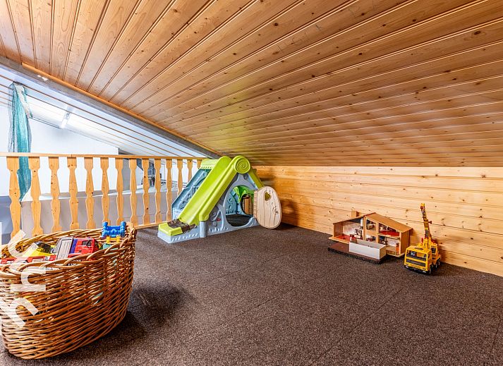 Modern shower in DG168 vacation home, Aalten, Achterhoek for comfortable stay.