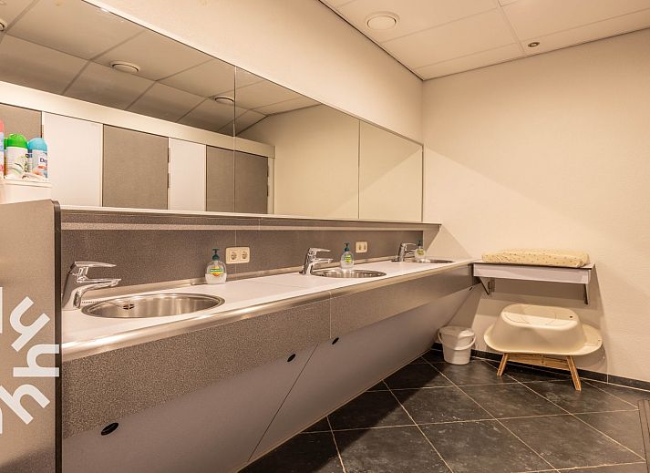 Cozy bar in DG168 vacation home, Aalten, Achterhoek with wooden interior.