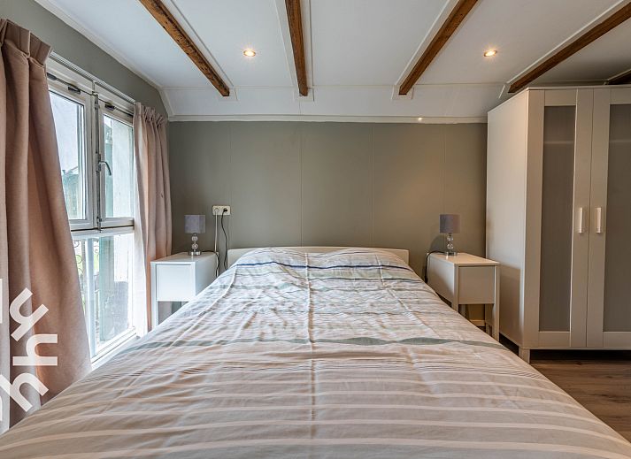 Front of vacation home DG529 in Aalten, Achterhoek with red brick facade and green door.