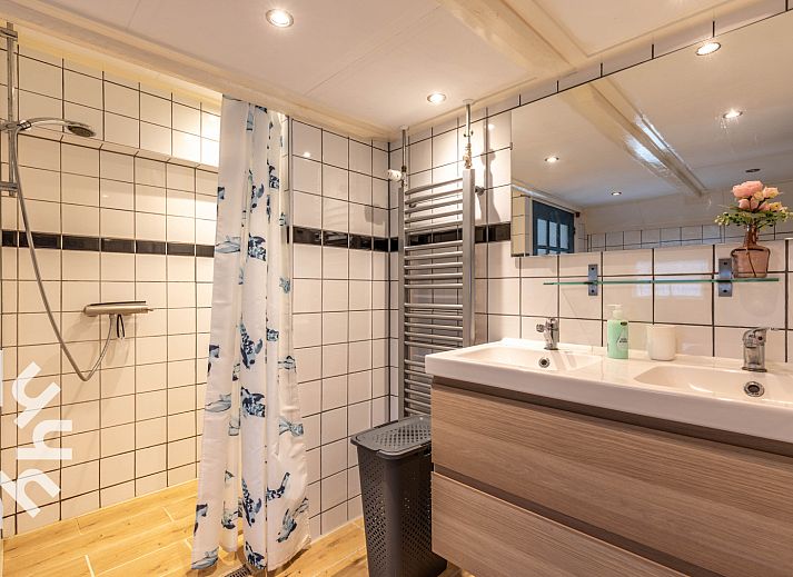 Chickens scratch in the garden of vacation home DG529 in Aalten, Achterhoek.