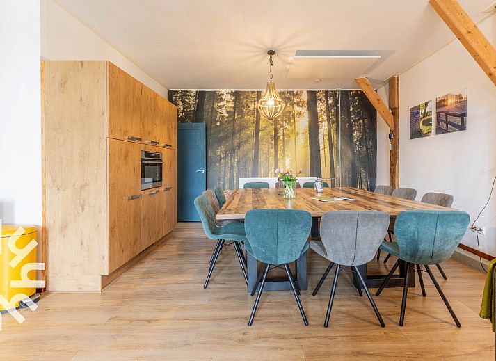 Chickens scratch in the garden of vacation home DG529 in Aalten, Achterhoek.