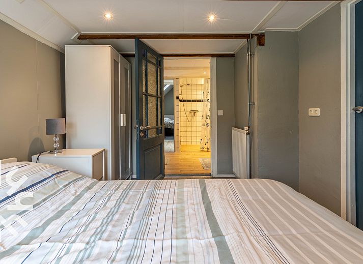 Comfortable bedroom in vacation home DG529 in Aalten, Achterhoek, with wooden beams.