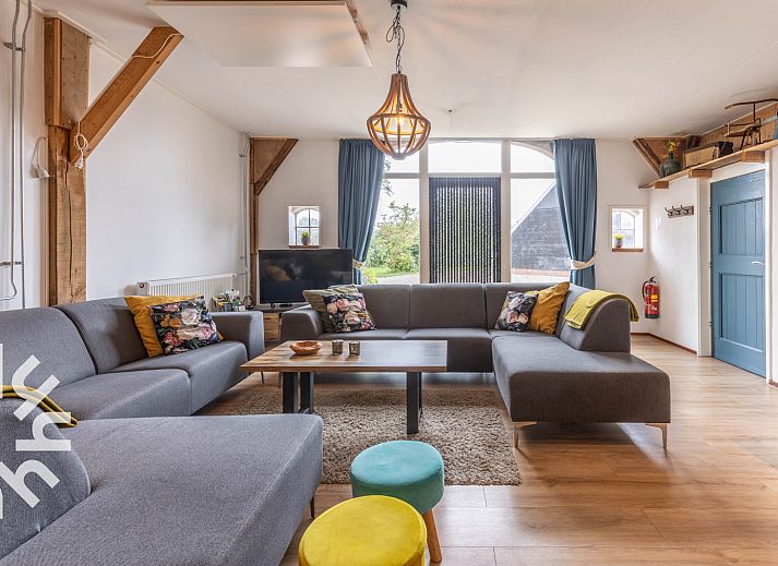 Comfortable bedroom in vacation home DG529 in Aalten, Achterhoek, with wooden beams.