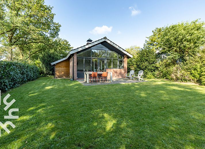 Geniet van de serene tuin bij vakantiehuis DG994 in Aalten, Achterhoek, Gelderland.