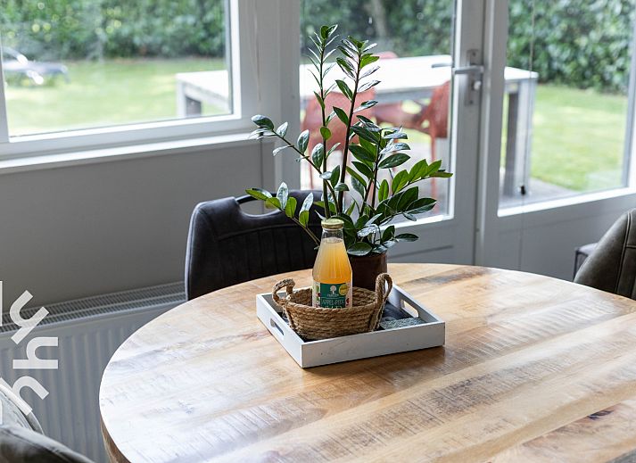 Geniet van de serene tuin bij vakantiehuis DG994 in Aalten, Achterhoek, Gelderland.