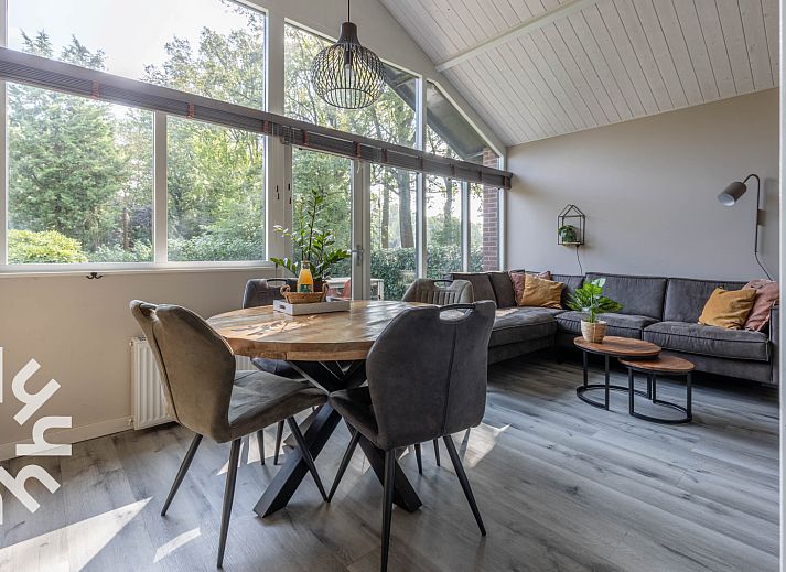 Rustiek pad naar vakantiehuis DG994 in Aalten, omgeven door groene natuur.