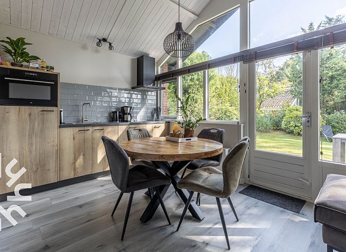 Rustiek pad naar vakantiehuis DG994 in Aalten, omgeven door groene natuur.