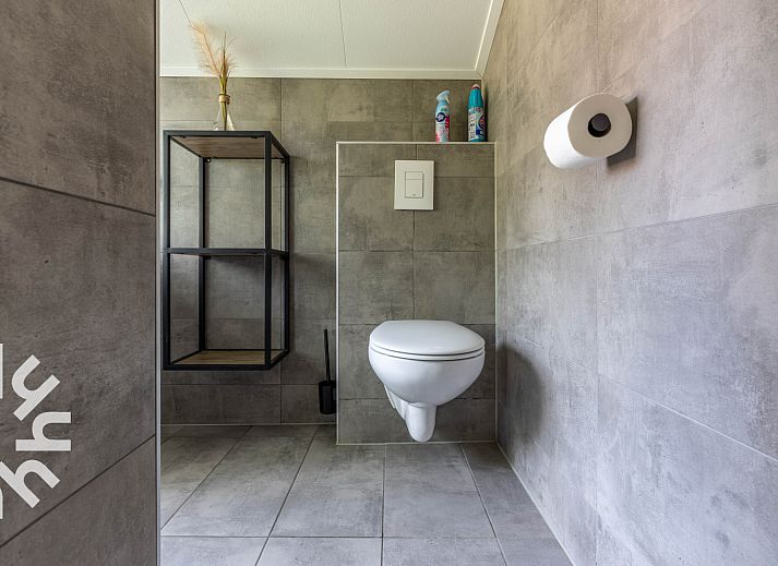 Rustiek pad naar vakantiehuis DG994 in Aalten, omgeven door groene natuur.