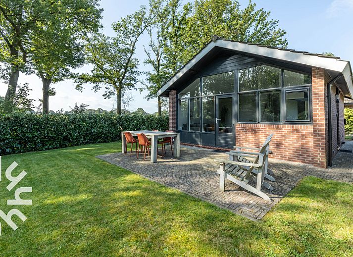 Rustiek pad naar vakantiehuis DG994 in Aalten, omgeven door groene natuur.