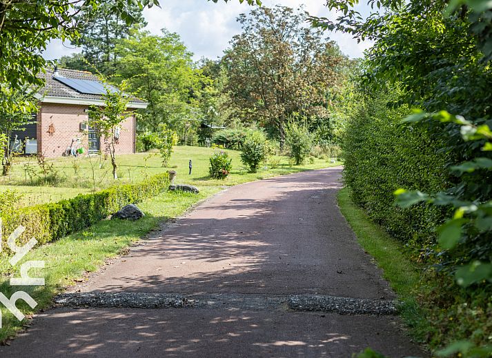 Buitenzijde van vakantiehuis DG994 in Aalten, Achterhoek, met bakstenen gevel.