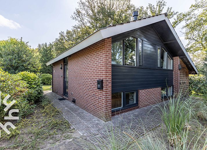 Luchtfoto van vakantiehuis DG994 in Aalten, omgeven door groen en velden.