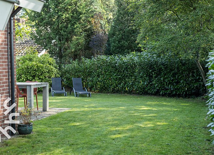 Luchtfoto van vakantiehuis DG994 in Aalten, omgeven door groen en velden.