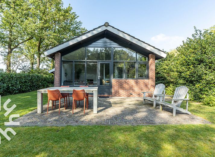 Bloeiende tuin bij vakantiehuis DG994 in Aalten, Achterhoek, in Gelderland.