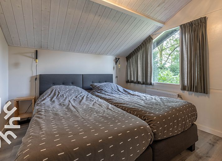 Ruim terras met ligstoelen bij vakantiehuis DG994 in Aalten, Achterhoek.