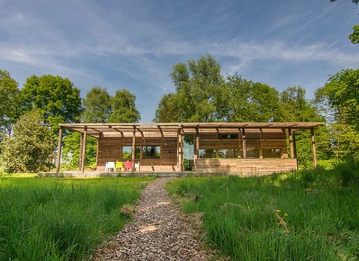 Huisje in Aalten, een charmant vakantiehuis in de groene natuur van Aalten, Achterhoek, Gelderland, met een uitnodigend terras.