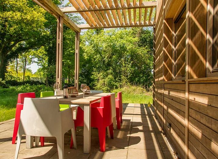 Huisje in Aalten, een charmant vakantiehuis in de groene natuur van Aalten, Achterhoek, Gelderland, met een uitnodigend terras.