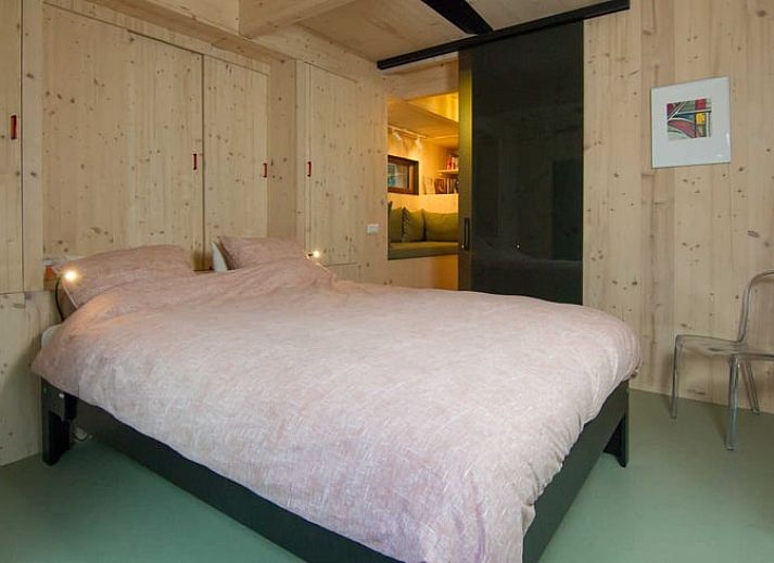 Geniet van de zon op het terras van Huisje in Aalten, een vakantiehuis in de groene natuur van Aalten, Achterhoek, Gelderland.