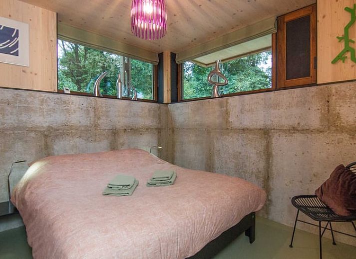 Geniet van de zon op het terras van Huisje in Aalten, een vakantiehuis in de groene natuur van Aalten, Achterhoek, Gelderland.