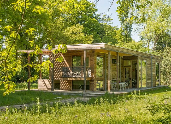 Gezellige woonkamer in Huisje in Aalten, vakantiehuis in de Achterhoek, Gelderland, met uitzicht op de groene natuur.