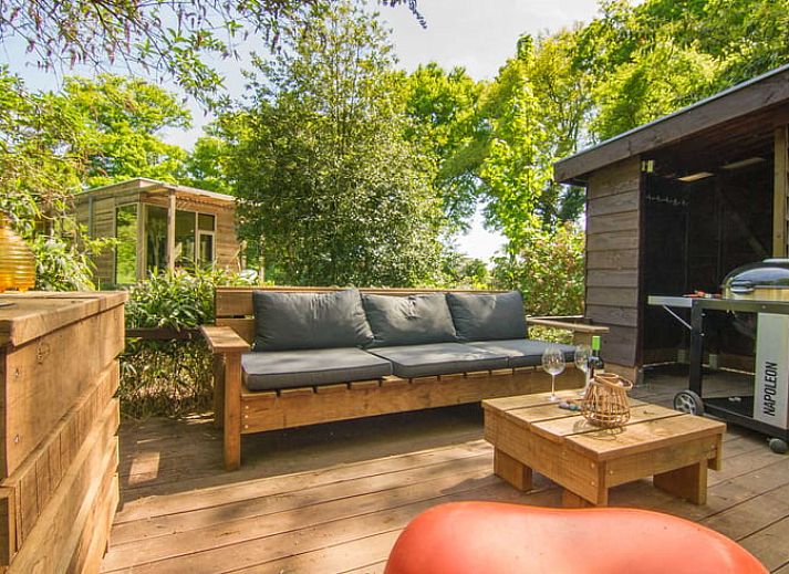 Gezellige woonkamer in Huisje in Aalten, vakantiehuis in de Achterhoek, Gelderland, met uitzicht op de groene natuur.