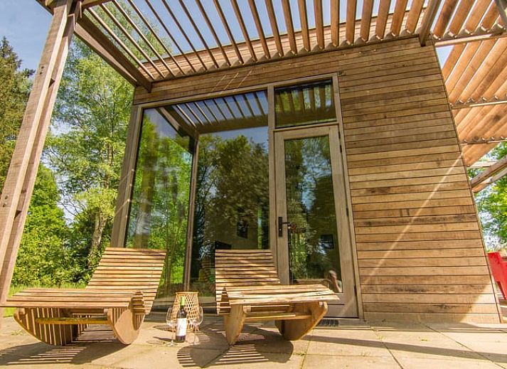 Gezellige woonkamer in Huisje in Aalten, vakantiehuis in de Achterhoek, Gelderland, met uitzicht op de groene natuur.