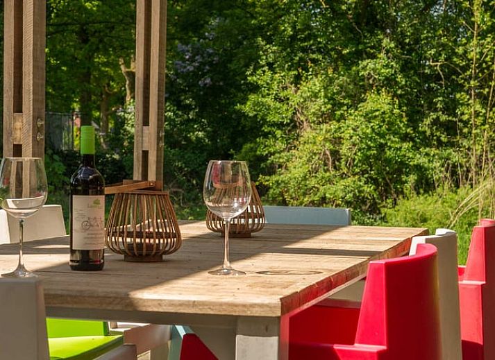 Gezellige woonkamer in Huisje in Aalten, vakantiehuis in de Achterhoek, Gelderland, met uitzicht op de groene natuur.