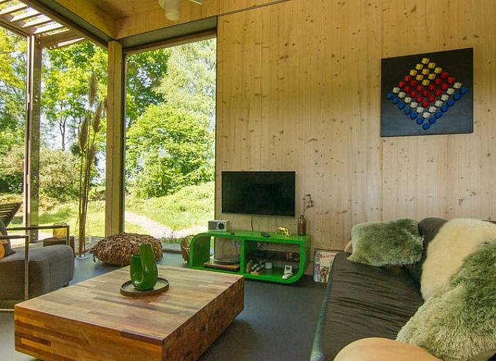 Geniet van muziek in het vakantiehuis Huisje in Aalten, Achterhoek, met uitzicht op de groene omgeving van Gelderland.