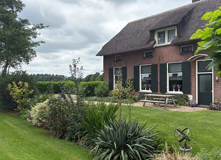 Huisje in Laren, vakantiehuis in Gelderland met prachtig groene tuin en traditionele architectuur.