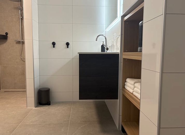 Comfortabele woonkamer in Huisje in Laren, Achterhoek met moderne inrichting en gezellige zithoek.