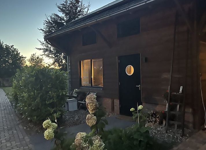 Aussenansicht von Cottage in Laren, einem charmanten Ferienhaus in Achterhoek, Gelderland, umgeben von natuerlicher Schoenheit.