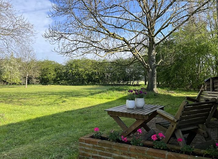 Gemuetliches Schlafzimmer im Cottage in Laren, Achterhoek, Gelderland mit Holzdecke und bequemem Bett fuer einen erholsamen Aufenthalt.