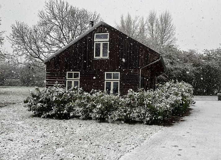 Gemuetliches Schlafzimmer im Cottage in Laren, Achterhoek, Gelderland mit Holzdecke und bequemem Bett fuer einen erholsamen Aufenthalt.